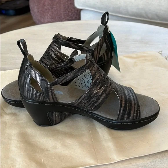New with tags! Jambu comfort sandals. Size 71/2 - Picture 2 of 6